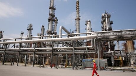 The facility can process up to 75,000 barrels of crude oil per day. Shell Sarnia Manufacturing Centre
