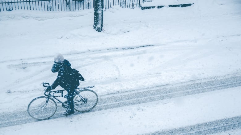 Experts on how winter cyclists can stay safe on the roads | CBC Life