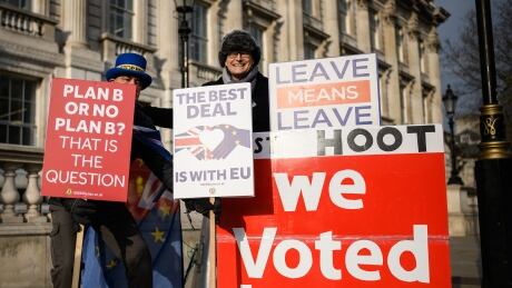 LONDON, ENGLAND - JANUARY 21: Anti-Brexit protestor Steve Bray (L) stands with a pro-Brexit protestor as a cross-party group of MPs arrive at the Cabinet Office ahead of a Brexit meeting with Theresa May's Chief of Staff Gavin Barwell and David Liddington MP on January 21, 2019 in London, England. British Prime Minister Theresa May is set to attempt to convince Conservative Brexiteers and DUP MPs to back her current withdrawal deal by resolving Irish backstop concerns. Her attempts to reach a cross-party agreement last week were thwarted after the Labour Party leader Jeremy Corbyn insisted on the removal of leaving the European Union with "no deal" as an option in the negotations on how to proceed with Brexit, before he would talk to the Government. leo_5521_20190121113738672.jpg