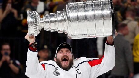 Alexander Ovechkin became the first Russian captain to win the Stanley Cup 2018 LNH BILAN 20181226