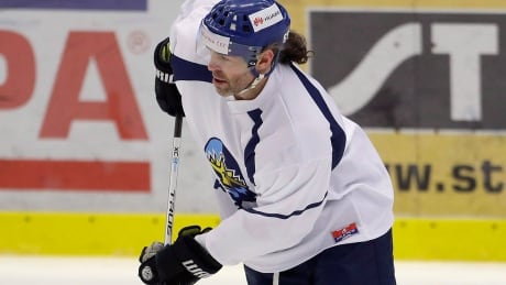 Jaromir Jagr returned to the Kladno lineup on Monday after more than a year between games because of various injuries. He didn’t score in nearly 18 minutes of ice time skating alongside another former NHLer, Tomas Plekanec, in the Czech second-league contest. jagr-jaromir-180201-1180