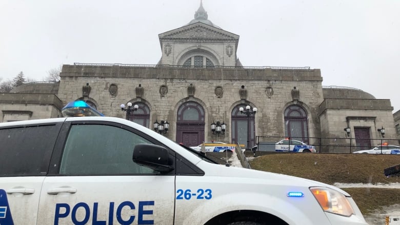 Priest stabbed during mass at Canada´s biggest church amidst live stream