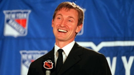 New York Rangers Wayne Gretzky smiles during a news conference at New York's Madison Square Garden after announcing his retirement from hockey Friday, April 16, 1999. Wayne Gretzky announces his retirement in 1999