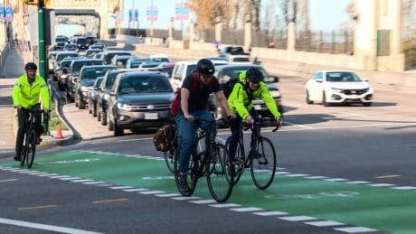 A group of cyclists start the climb up Burrard Street during rush hour in Vancouver. STOCK CYCLISTS BICYCLE VANCOUVER BURRARD BRIDGE BIKE CYCLE