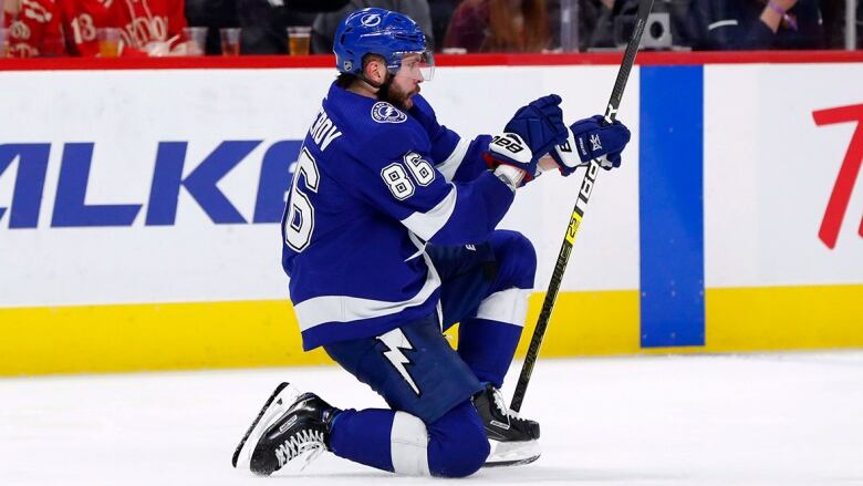 Lightning clinch playoff spot with 6-3 victory over Chicago