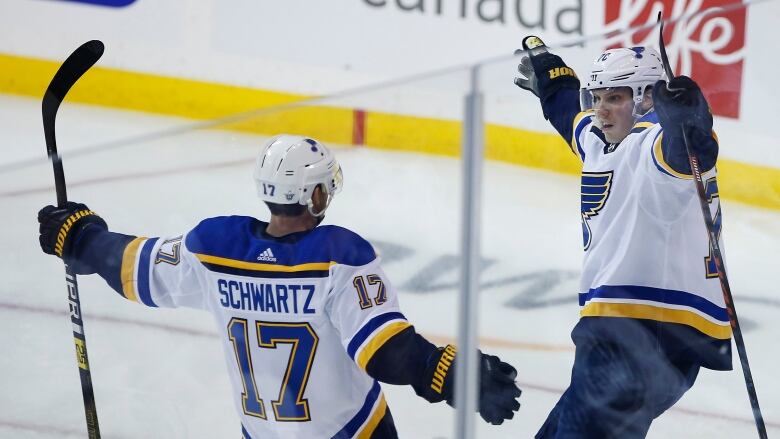 Sundqvist scores twice, Blues edge Jets 4-3 to take 2-0 lead