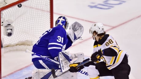 Pastrnak leads way as Bruins beat Leafs to even series 2-2