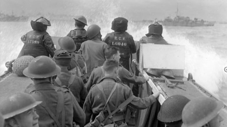 D-Day - Page 8 Canadian-infantrymen-head-ashore-to-the-normandy-beachhead-on-d-day