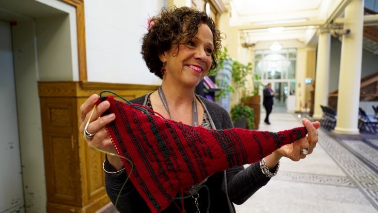 Video: Meet the woman who's made the world's largest knitting