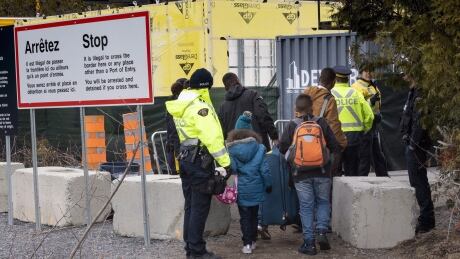 Senate committee pushes Liberals to delay asylum seeker clampdown