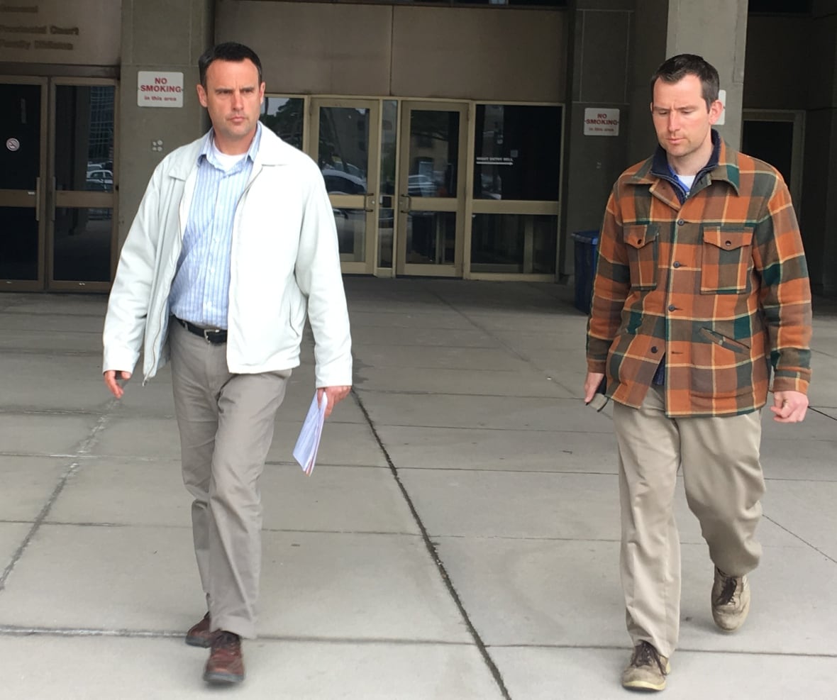 Steven Ravbar, 50 anni, e Matthew Carapella, 32 anni, lasciano lunedì la Corte di giustizia dell'Ontario dopo una breve apparizione accusata di danneggiamento.