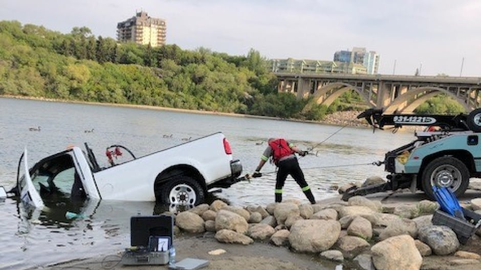 Tow Truck Saskatoon >> Rescue Divers Used After Saskatoon Truck Sinks Into River At Tow Truck Saskatoon >> Rescue Divers Used After Saskatoon Truck Sinks Into River At
