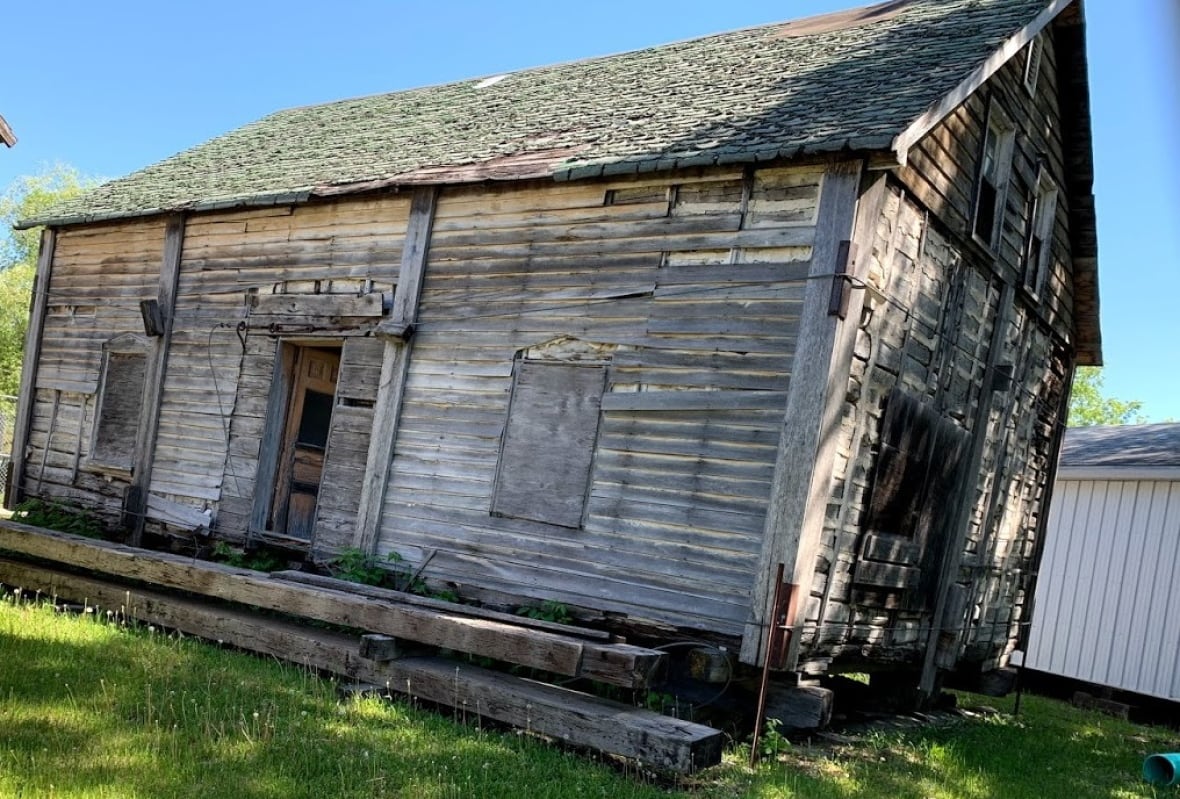'It's a disgrace' Historic Henderson House neglected, rotting away