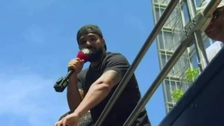 CBC News' Greg Ross tosses microphone to Drake live during Raptors' title parade. Drake catches CBC mic, delivers MIC DROP to millions