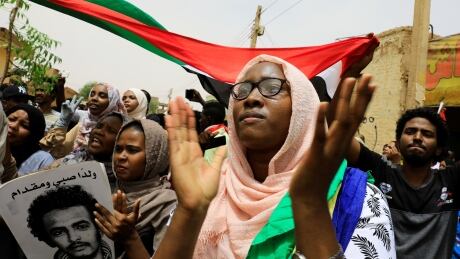 Sudanese shout slogans during a demonstration demanding the ruling military hand over to civilians in Khartoum, Sudan, June 30, 2019. REUTERS/Umit Bektas - RC1AE9306FE0 SUDAN-POLITICS/