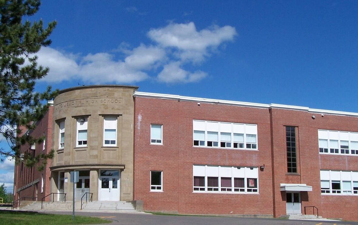 Minto high school students, parents protest loss of 3 trade courses