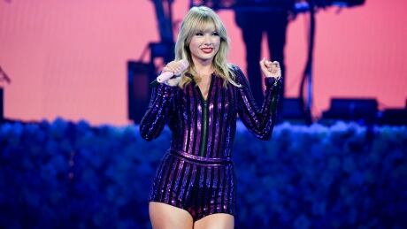 Taylor Swift shakes off drama with fun concert performance