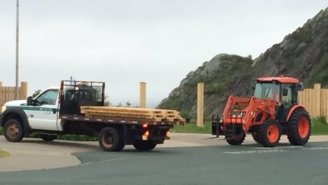 Crews arrived early Thursday morning to start dismantling a controversial wooden fence that residents said was ugly and needless. Demolition of Signal Hill fence