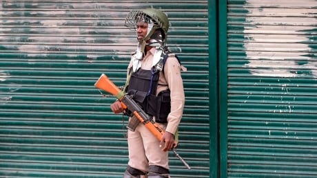 Indian security personnel stand guard in Srinagar on August 17, 2019. - Seventeen out of around 100 telephone exchanges were restored on August 17 in the restive Kashmir Valley, the local police chief told AFP, after an almost two-week communications blackout. 1162027075