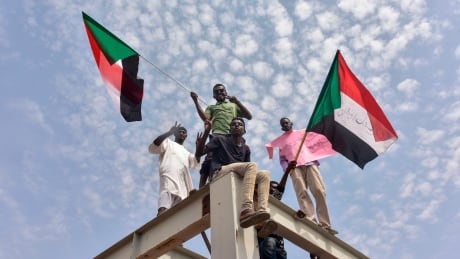 Sudanese protesters from the city of Atbara arrive at the Bahari station in Khartoum on August 17, 2019, to celebrate transition to civilian rule. - Sudan was poised to celebrate a historic deal between generals and protest leaders for a transition to civilian rule, which many hope will bring increased freedom and prosperity. 1162031976
