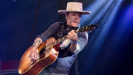 Kiefer Sutherland promises make-up concerts after injury on tour