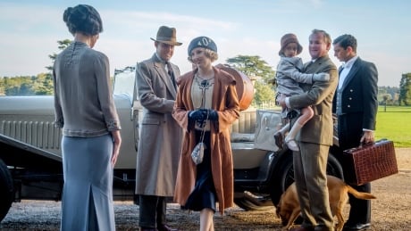 4127_D022_00003_RC
(l-r.) Elizabeth McGovern stars as Lady Grantham, Harry Hadden-Paton as Lord Hexham, Laura Carmichael as Lady Hexham, Hugh Bonneville as Lord Grantham and Michael Fox as Andy in DOWNTON ABBEY, a Focus Features release.
Credit: Jaap Buitendijk / Focus Features
DOWNTON ABBEY