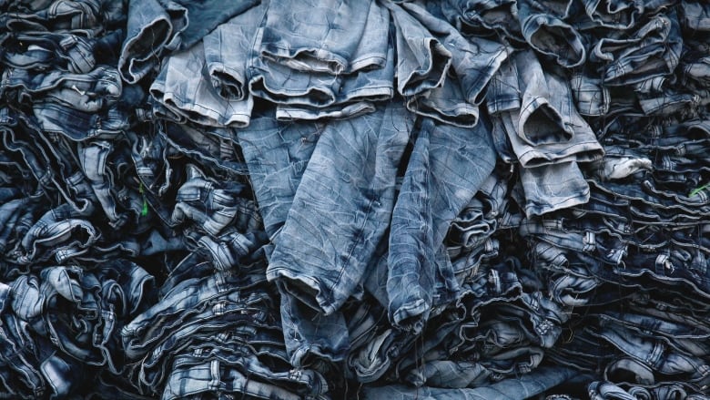 Tag et bad Canberra Antologi How jeans became one of the most polluting garments in the world | CBC Radio