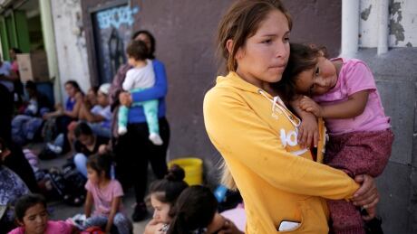 Mexican citizens fleeing violence, queue to cross into the U.S. to apply for asylum at Paso del Norte border crossing bridge in Ciudad Juarez, Mexico September 11, 2019. USA-IMMIGRATION/MEXICO