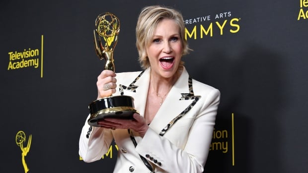 Handmaid's Tale, Mrs. Maisel guest stars capture early Emmys - CBC News