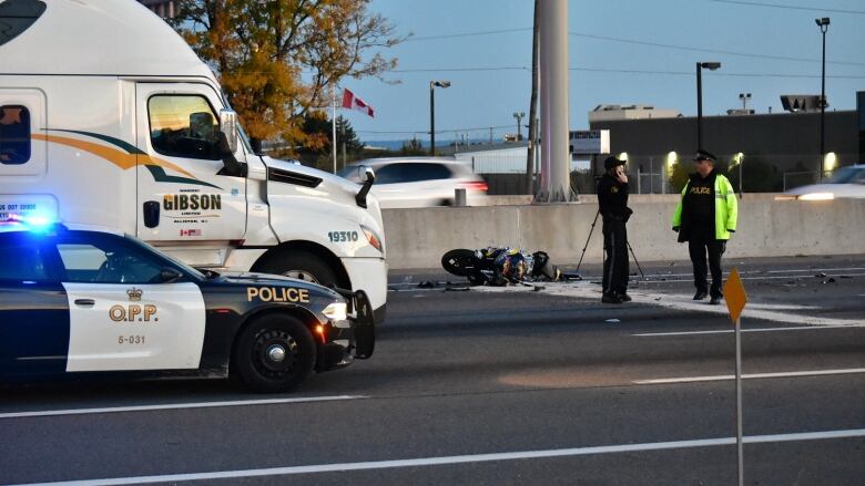 Motorcyclist Killed On Qew In Burlington After 3 Vehicle Crash Cbc News