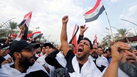 Shi'ite Muslim pilgrims shout slogans as they commemorate the Arbaeen in Kerbala, Iraq, October 19, 2019. REUTERS/Wissm al-Okili - RC14A19FD020 RELIGION-ARBAEEN/IRAQ