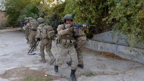 epa07930240 A handout photo made available by Turkish Defense Ministry Press Office shows Turkish soldiers in border town of Tal Abyad in northern Syria, 18 October 2019. The USA and Turkey have reached a deal to suspend a Turkish military offensive in northern Syria for 120 hours, demanding Kurdish forces to withdraw from a designated 'safe zone' on the northern border. EPA-EFE/TURKISH DEFENCE MINISTRY HANDOUT HANDOUT EDITORIAL USE ONLY/NO SALES TURKEY SYRIA MILITARY OPERATION