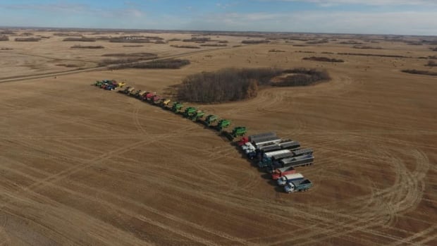 'I hope we did them proud': Sask., farmers rally to finish grieving family's harvest