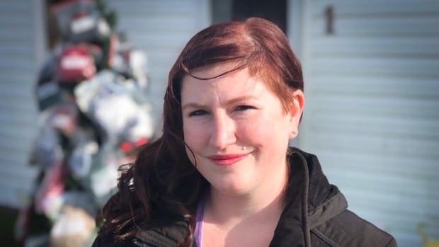 'Community tree' creator warms North Sydney neighbours' hearts, bodies - CBC.ca