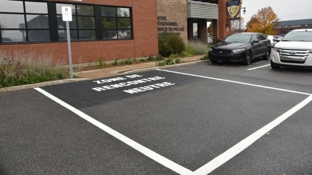 Terrebonne police create 'neutral zone' for safe parking lot meet-ups - CBC.ca