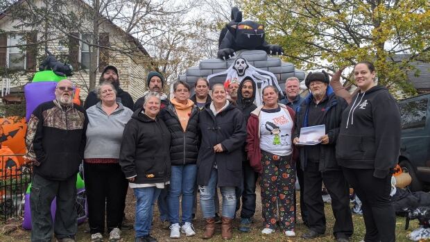 Comber, Ont. family hosts late trick-or-treat for dad after Halloween-loving mom's death - CBC.ca