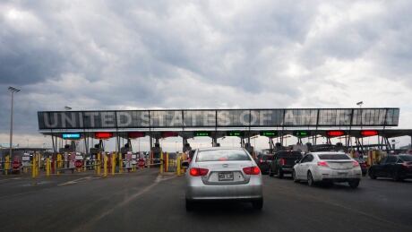 Cars line up to cross into the US at the US/Canada border on February 25, 2017, in Saint-Bernard-de-Lacolle, Quebec.
The Royal Canadian Mounted Police said there has been a significant increase over the past few months in the number of people illegally crossing the border, mostly in Quebec, Manitoba and British Columbia. / 645301304