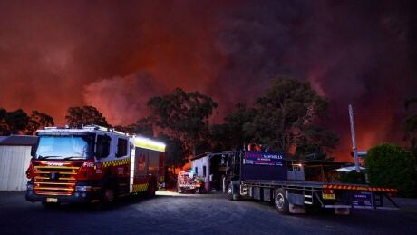 COLO HEIGHTS, AUSTRALIA - NOVEMBER 15: Smoke approaches a property on Putty Road on November 15, 2019 in Colo Heights, Australia. The warning has been issued for a 80,000-hectare blaze at Gospers Mountain, which is burning in the direction of Colo Heights. An estimated million hectares of land has been burned by bushfire across Australia following catastrophic fire conditions - the highest possible level of bushfire danger - in the past week. A state of emergency was declared by NSW Premier Gladys Berejiklian on Monday 11 November and is still in effect, giving emergency powers to Rural Fire Service Commissioner Shane Fitzsimmons and prohibiting fires across the state. Four people have died following the bushfires in NSW this week. (Photo by Brett Hemmings/Getty Images) 1187814084