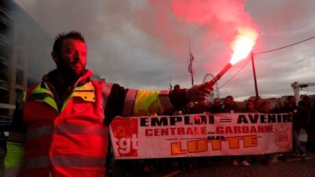 epa08046138 Public and private workers demonstrate during a demonstration against pension reforms in Marseille, France, 05 December 2019. Unions representing railway and transport workers and many others in the public sector have called for a general strike and demonstration to protest against French government's reform of the pension system. EPA-EFE/GUILLAUME HORCAJUELO FRANCE GENERAL STRIKE