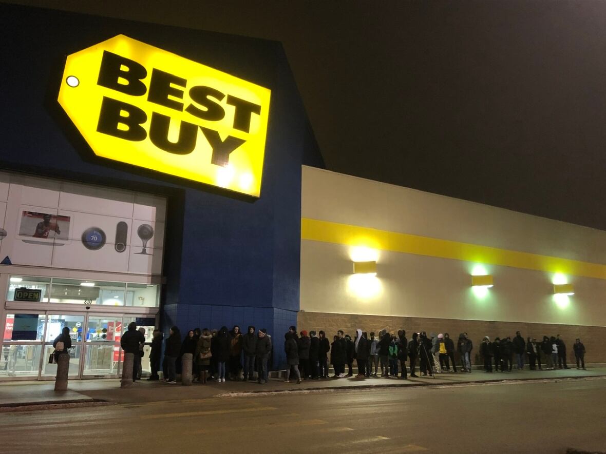 Early bird Boxing Day shoppers in Winnipeg line up calmly for deals CBC News