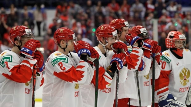 TV mixup has Russian fans celebrating world junior gold despite losing to Canada | CBC Sports