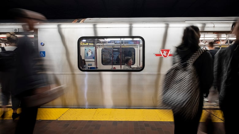 image of 화재 사고로 TTC 2호선 지하철 운행 중단