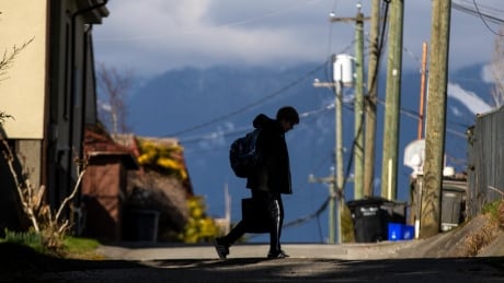 Experts say children who walk or bike to school fair better emotionally and physically.
SCHOOL CHILDREN WALKING HOME