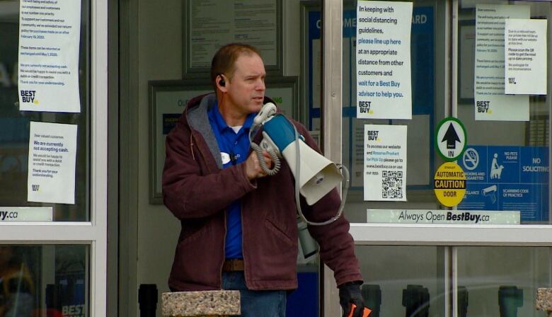 Best Buy Worker Calls Out Customers Standing Outside Door