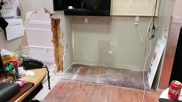 'My whole life, my whole savings': Thieves make off with Plateau jewelry store's 2 safes | CBC News