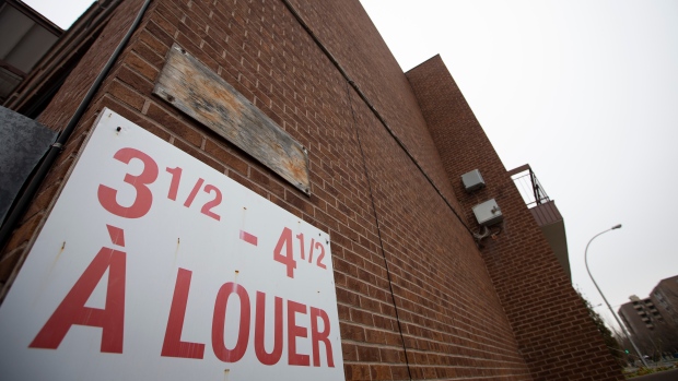 Recommended rent increase for 2025 hits historic high in Quebec; Photo: Radio-Canada / Ivanoh Demers Images génériques pour illustrer un dossier sur l'immobilier à l'extérieur de la ville de Montréal Photo prise dans la banlieue immédiate de Montréal, Québec, Canada\. Sur la photo: \(Gauche à droite\)  Immobilier, a vendre, vendu, a louer, location, bâtiment a louer, bungalow a louer, pancartes, prestige\.   2019/11/11 