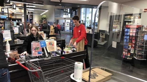 Quebec recommends grocery stores install handwashing stations, avoid using cash | CBC News