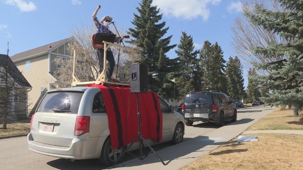 Calgary musician now earning his living atop a minivan giving curbside concerts