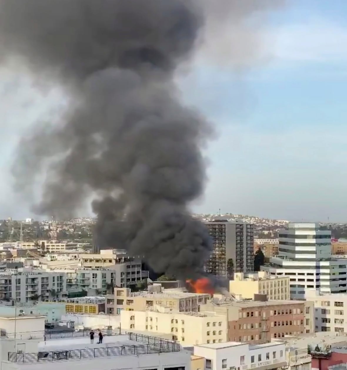 Fire, explosion in Los Angeles injures 11 firefighters | CBC News