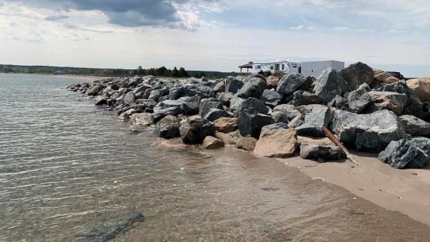 Supreme Court justice upholds former minister's reasoning in dispute over rock wall